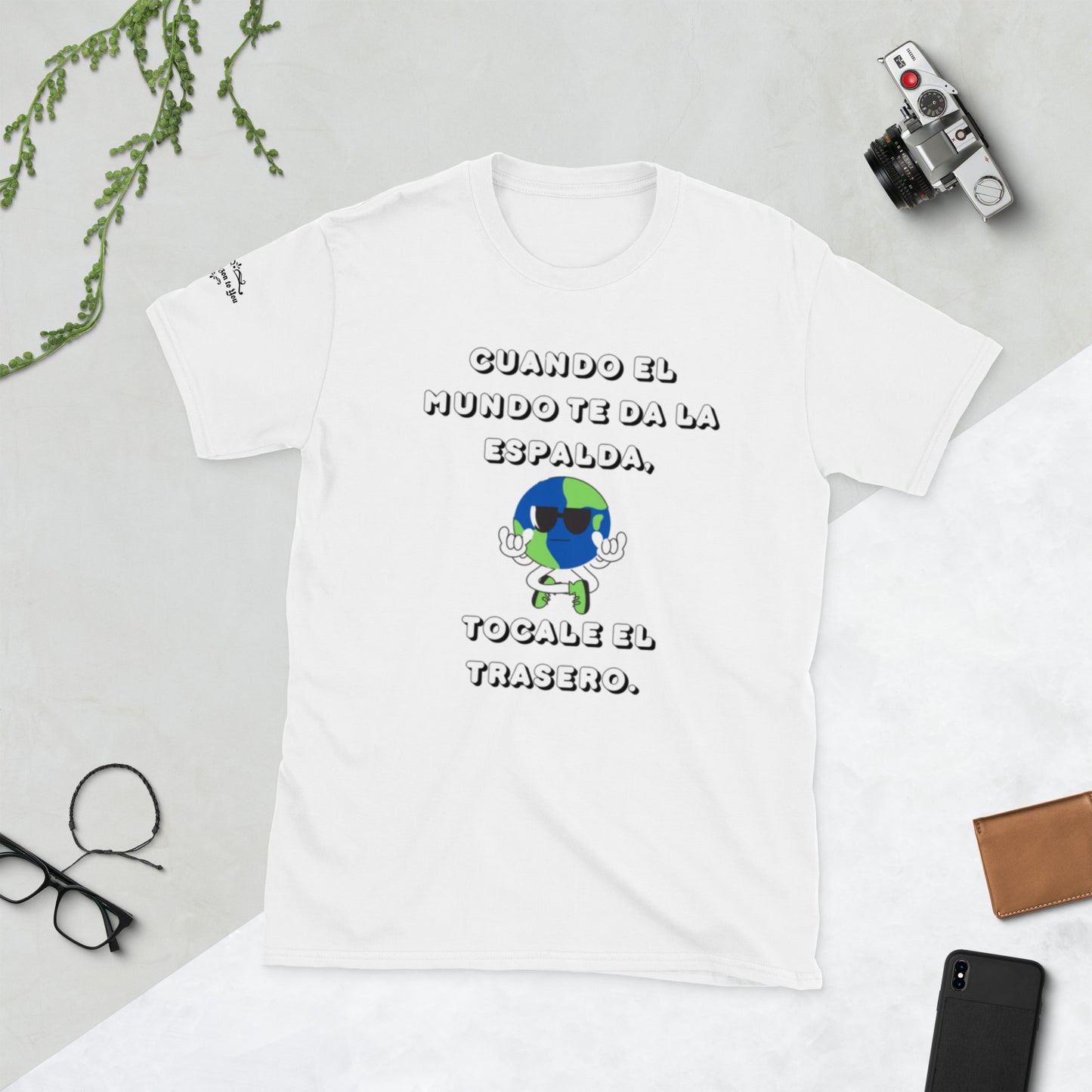Cuando el mundo te da la espalda Short-Sleeve Unisex T-Shirt