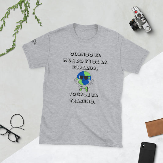 Cuando el mundo te da la espalda Short-Sleeve Unisex T-Shirt